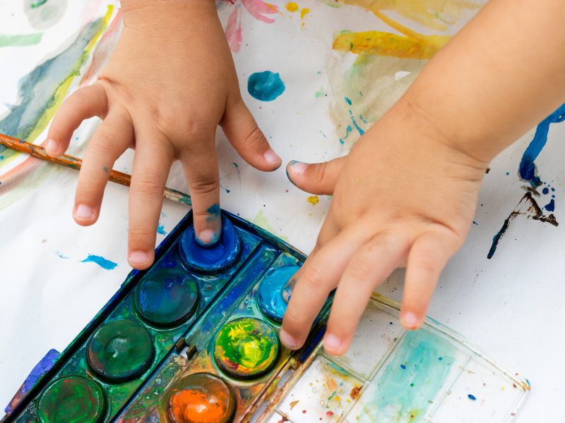 Beneficios de pintar con acuarelas para los niños