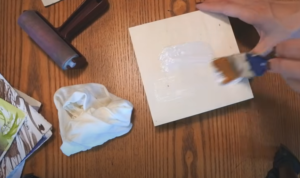 Cómo prepara el panel de madera antes de colocar el papel de acuarela