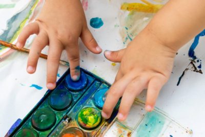 10 Beneficios de pintar con acuarelas para los niños