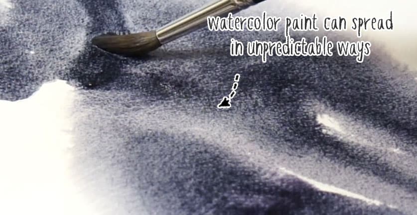 Pincel cargado de acuarela gris que se expande de forma irregular sobre papel mojado