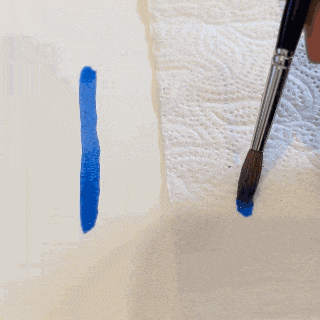 Animación que compara una pincelada azul sobre papel de acuarela y sobre papel de cocina sin encolar